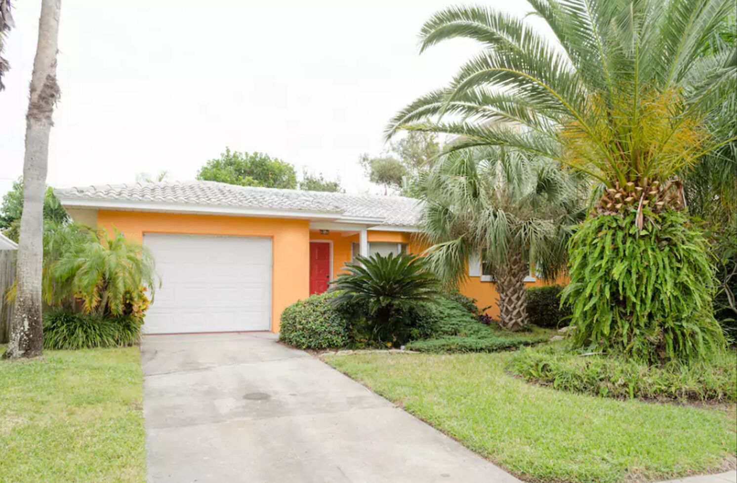 Yellow Flower Beach House Steps To Beach Dogs Welcome Rec Pool Great Location!