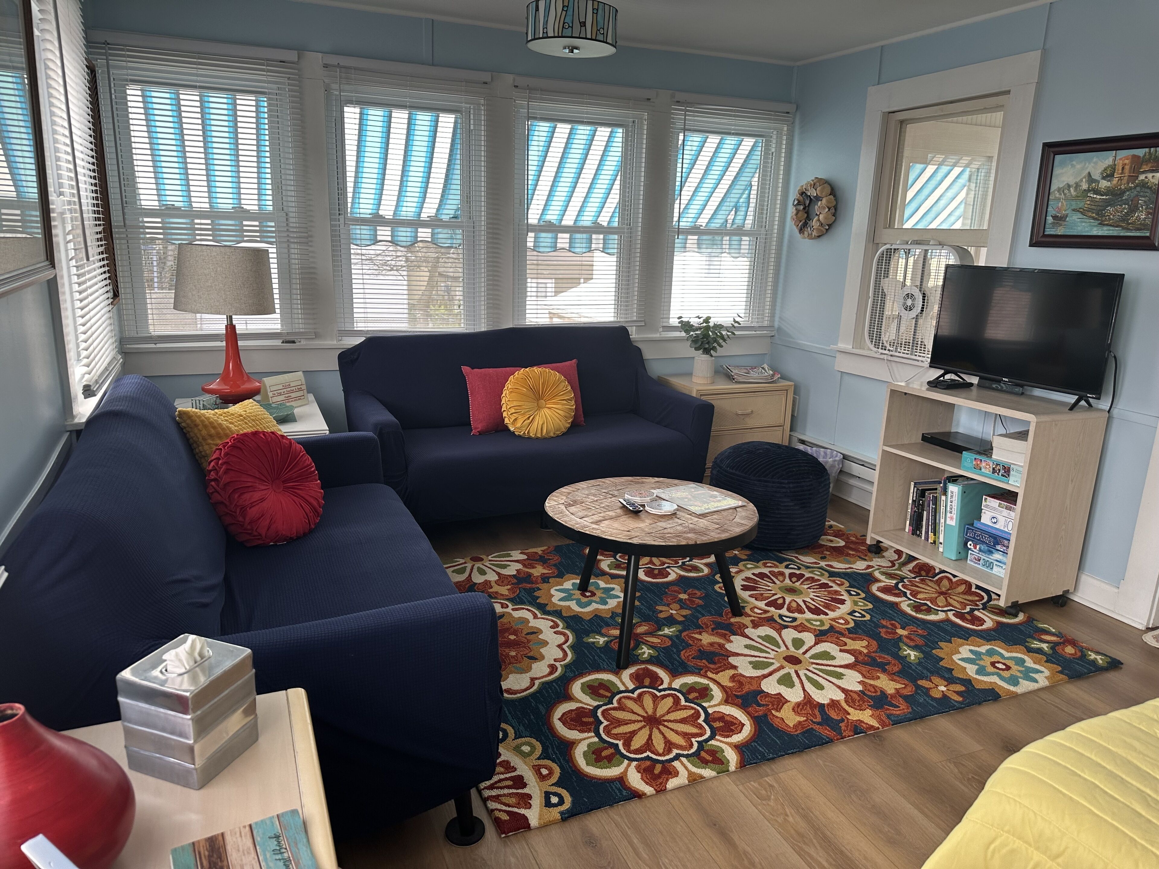 Charming Upper Cottage Downtown Rehoboth 1.5 Blks to Beach Sleeps 4 Pet friendly