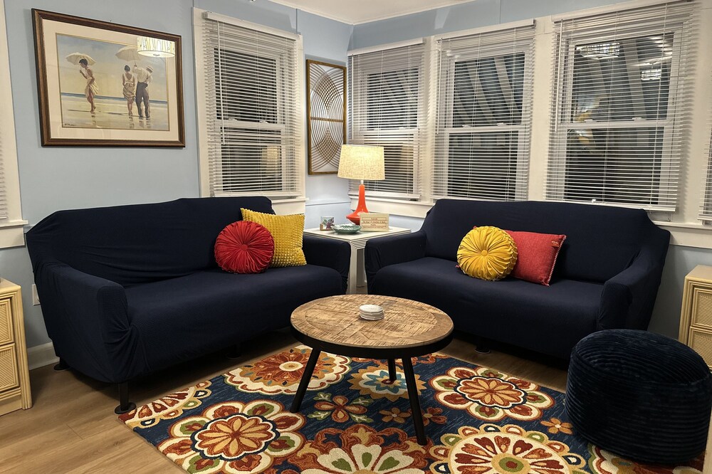 Charming Upper Cottage Downtown Rehoboth 1.5 Blks to Beach Sleeps 4 Pet friendly