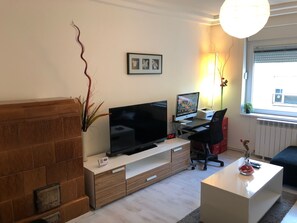 Apartemen Kota | Ruang keluarga | TV layar datar