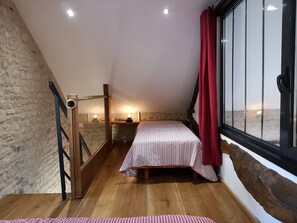 Cottage | Blackout curtains, iron/ironing board, free WiFi