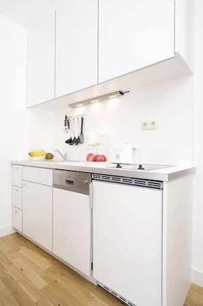 Appartement Confort | Coin cuisine privé | Réfrigérateur, micro-ondes, plaque de cuisson, lave-vaisselle