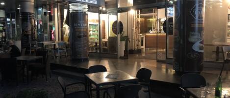 Petit déjeuner continental (9.99 EUR par personne)