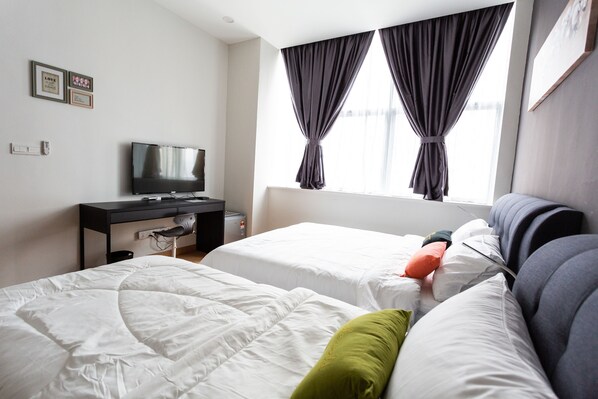 Comfort Apartment | Desk, blackout drapes, iron/ironing board, free WiFi