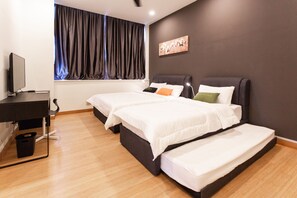 Comfort Apartment | Desk, blackout drapes, iron/ironing board, free WiFi