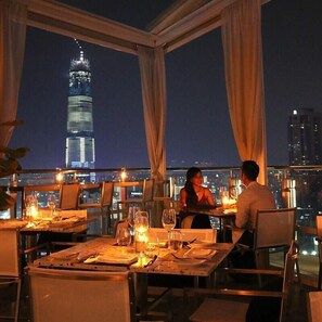 2 restaurants, seafood