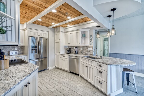 冰箱、微波炉、烤箱、炉灶