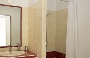 Secadora de cabello, toallas, jabón, papel de baño 