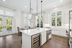 冰箱、微波炉、烤箱、炉灶