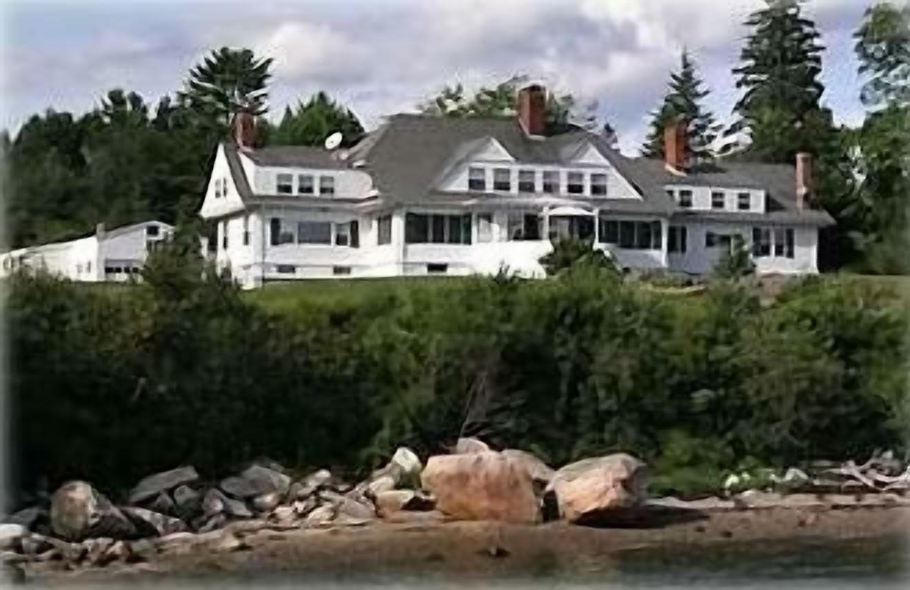 Classic and Spacious Maine Waterfront Retreat