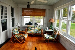 Smart-TV, DVD-Player, Tischfußball, Bücher