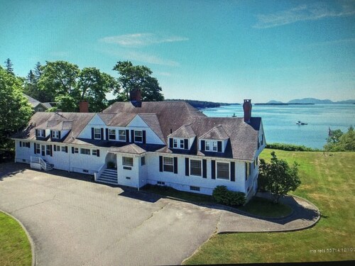 Classic and Spacious Maine Waterfront Retreat