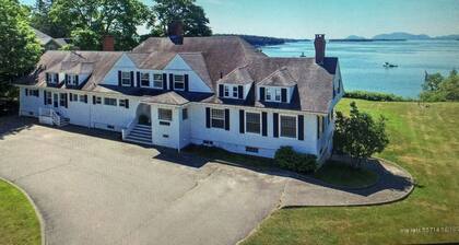 Classic and Spacious Maine Waterfront Retreat