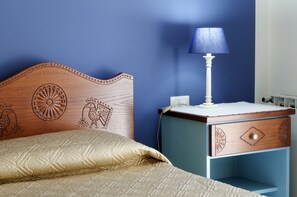 Quarto triplo | 1 quarto, escrivaninha, berços grátis