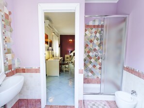 Chuveiro, chuveiro com efeito de chuva, produtos de toalete grátis