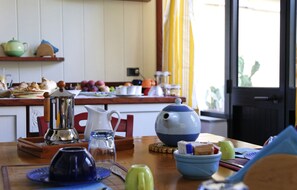 Café da manhã com pratos da culinária local grátis todos os dias