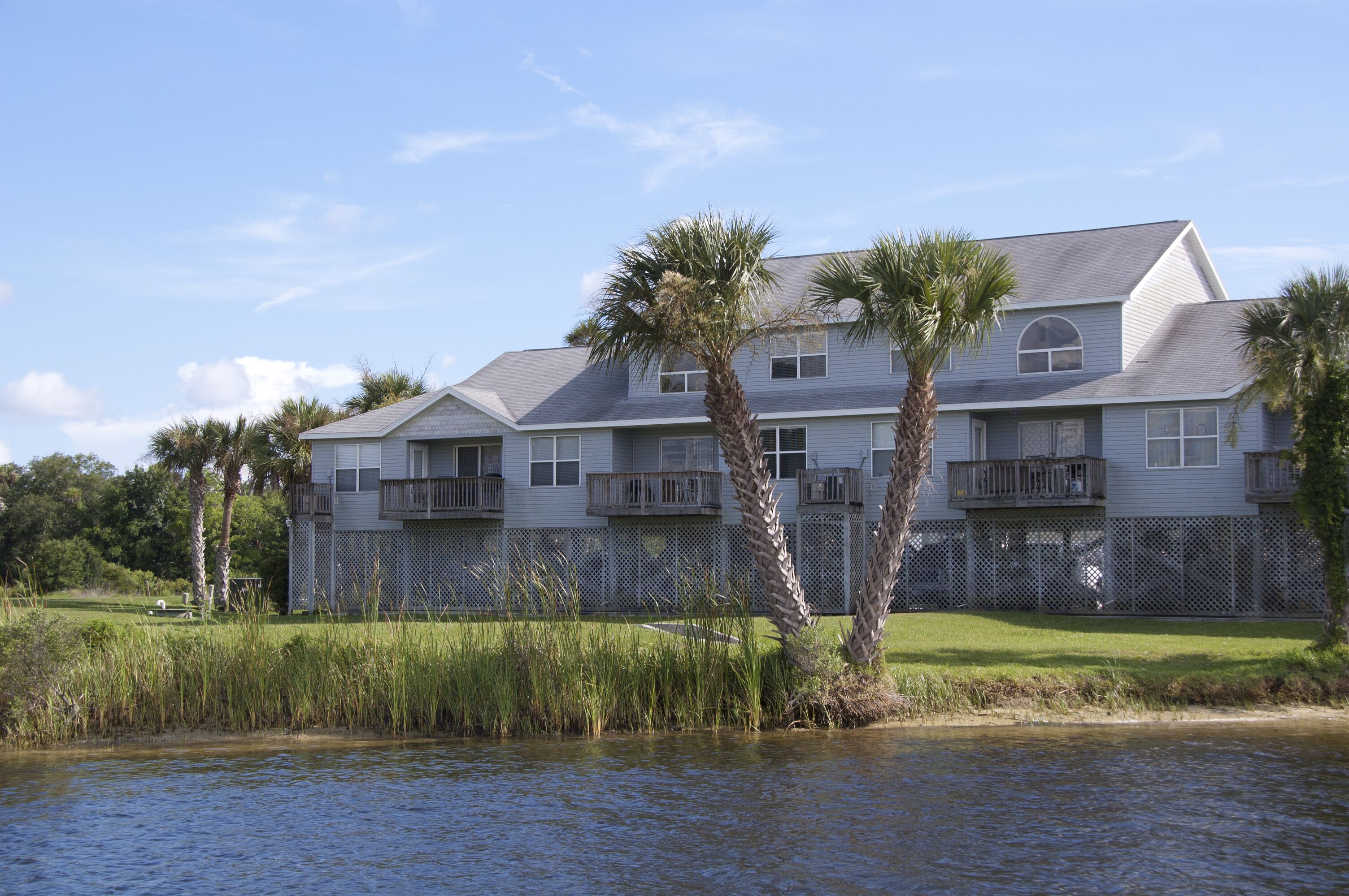Cabin By The Sea overlooking Crystal River, recently renovated
