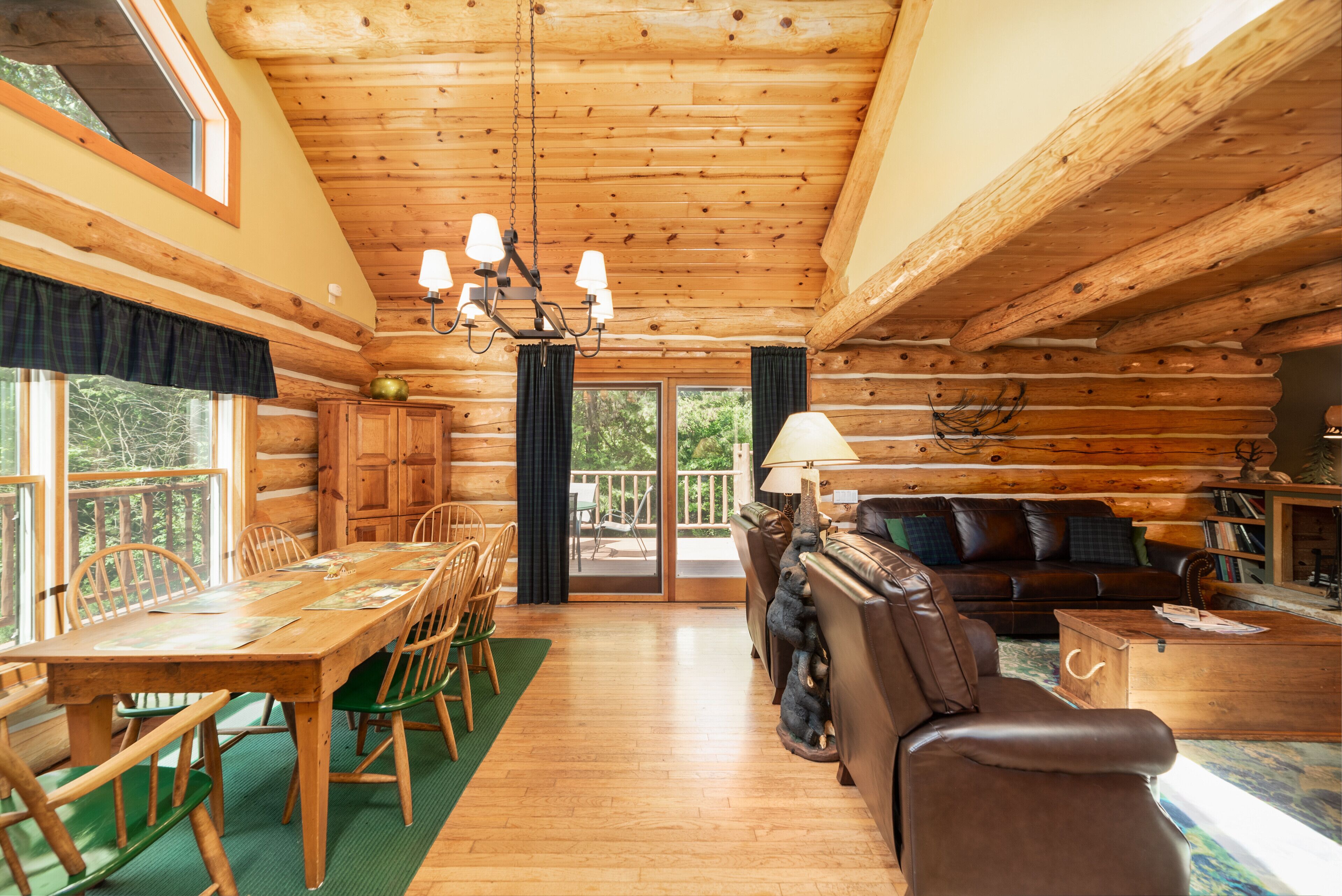 Nostalgic Log Home w/Hot Tub! “The Green Apple Lodge” 