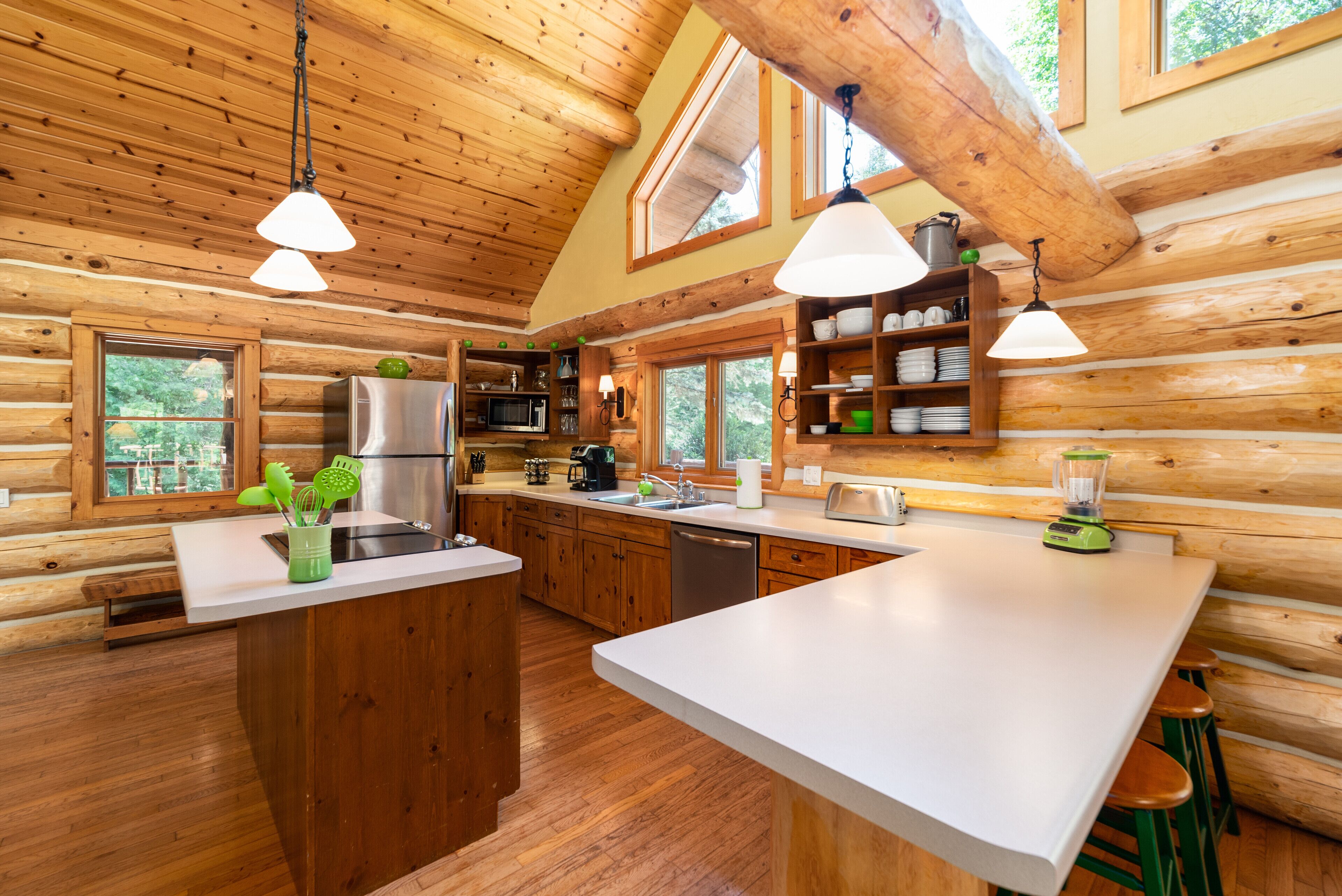 Nostalgic Log Home w/Hot Tub! “The Green Apple Lodge” 