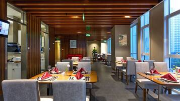 حيث تُقدم وجبات الإفطار، الغداء، العشاء، خيارت الطبخ المحلي والعالمي