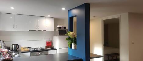 Refrigerador, microondas, horno y parrilla de estufa