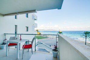 Outdoor dining - Sa Maniga - sunny modern apartment, 3floors, on the beach up to 3pers. WLAN incl. (Cala Millor)