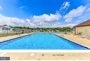 A swimming pool with a 'NO DIVING' sign, surrounded by lounge chairs and a clear sky. - Quaint, Dog-Friendly Berlin Vacation Home  (Berlin)