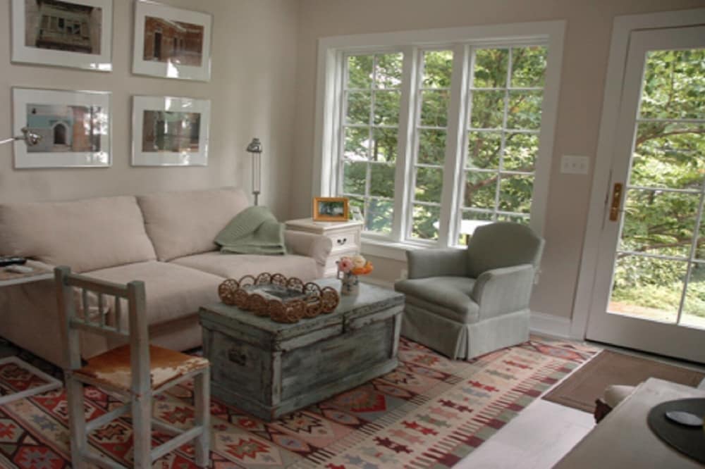 Annapolis waterfront "tiny house" in garden setting