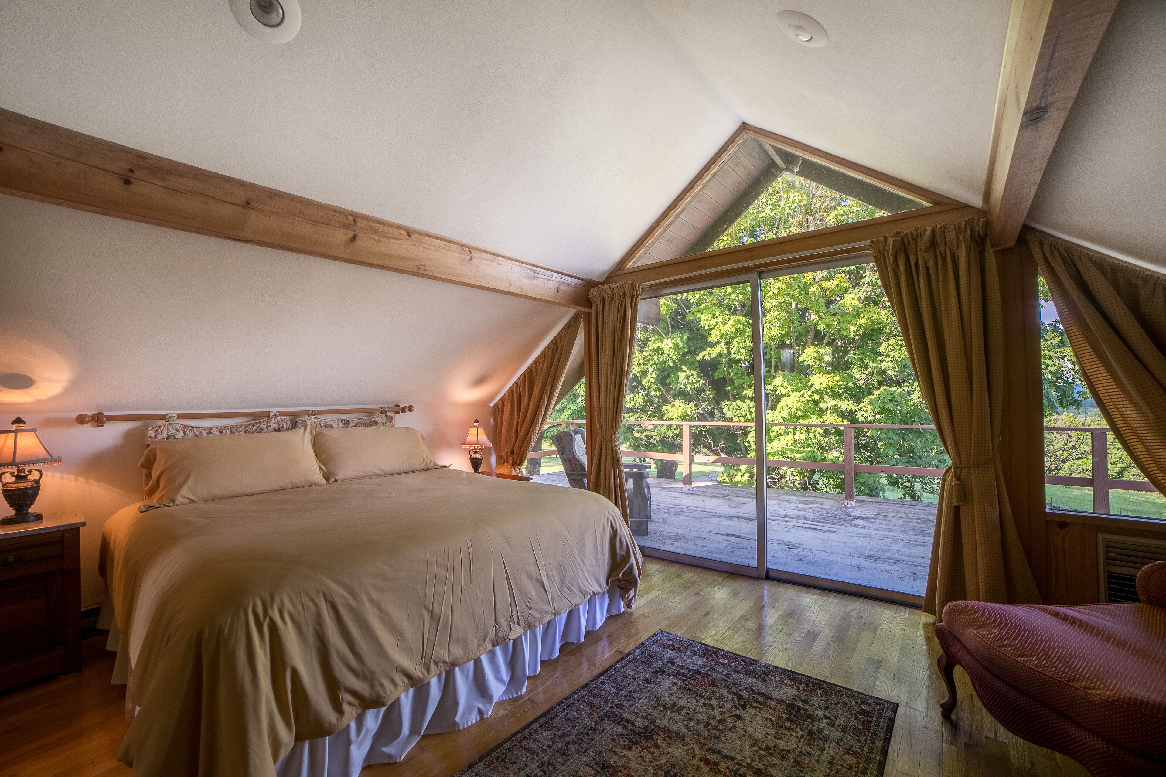 Close to VA Horse Ctr. and downtown Lexington, W&L, VMI. Sleeps 11. Mtn views. 