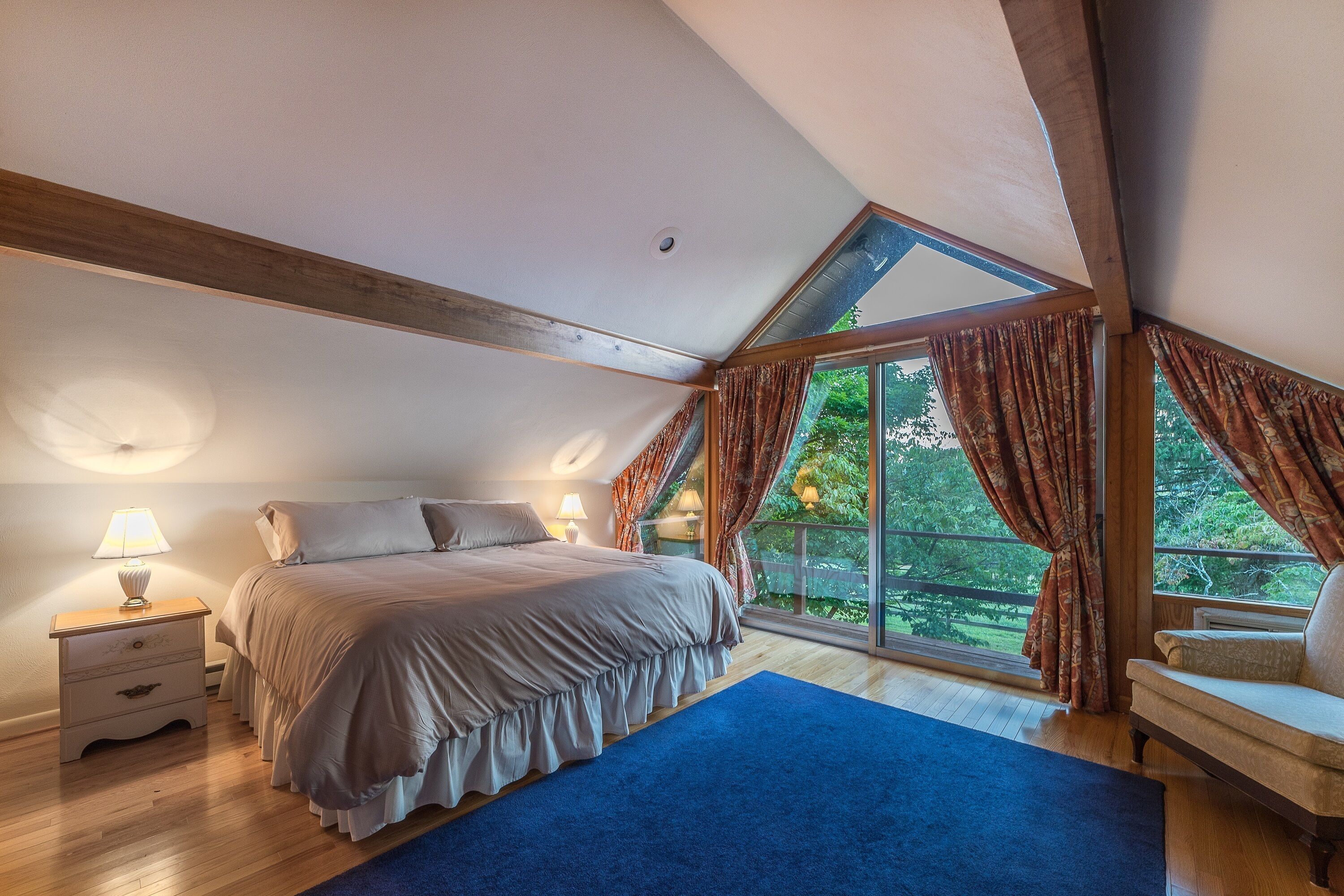 Close to VA Horse Ctr. and downtown Lexington, W&L, VMI. Sleeps 11. Mtn views. 