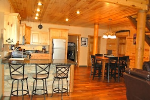 Fridge, microwave, oven, stovetop - "Hidden Gem" On Smith Lake (Arley)