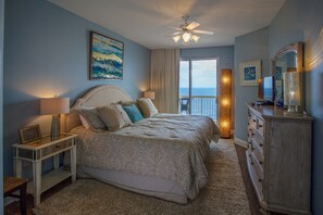 2 bedrooms, iron/ironing board, free WiFi, bed sheets - Sunday-Sunday,2BR, Bunkroom, 2Full Bath's. Beach Chairs Included, 3 NITE MINIMUM (Panam City Beach)
