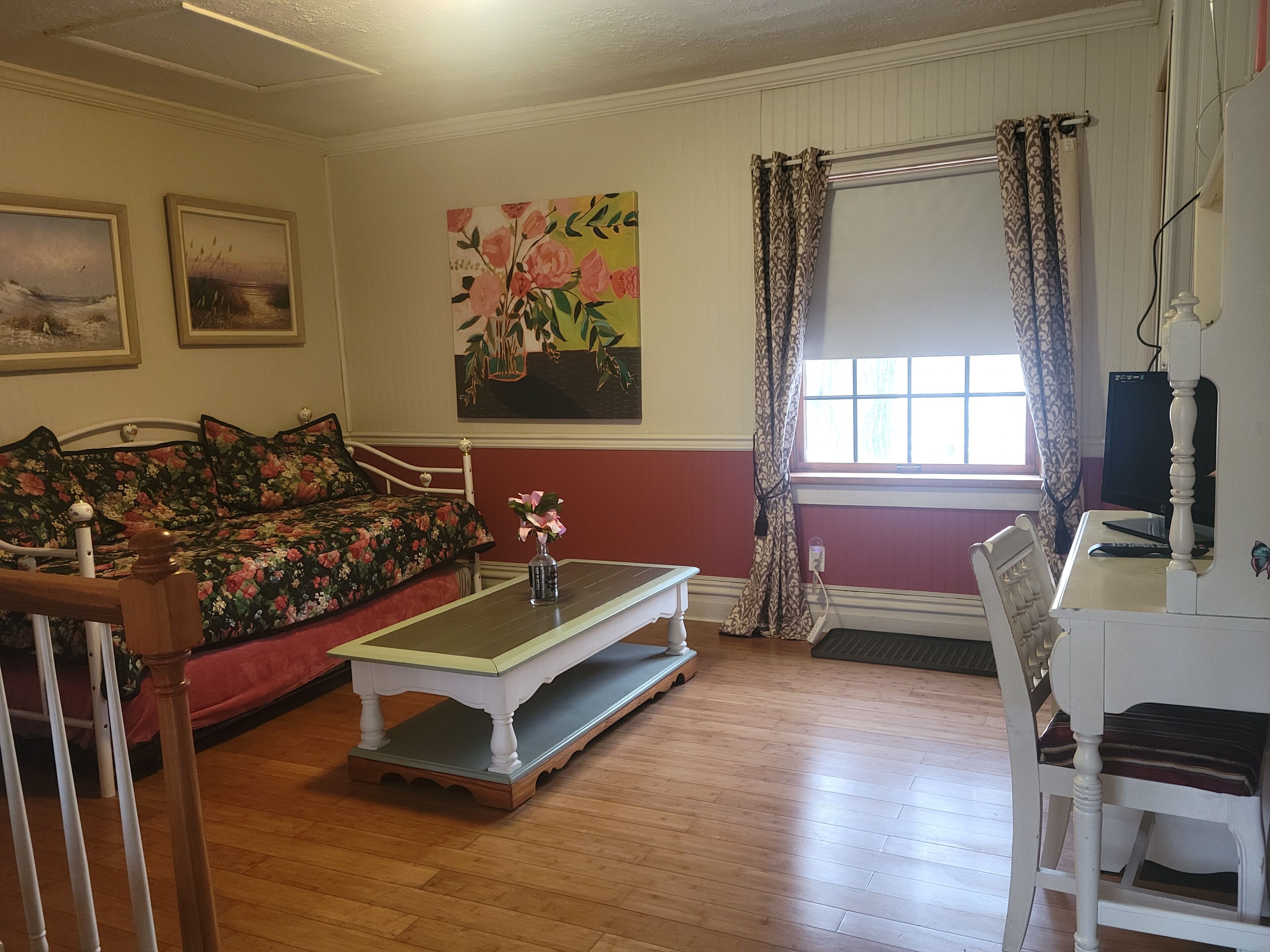 智能電視、壁爐、書籍