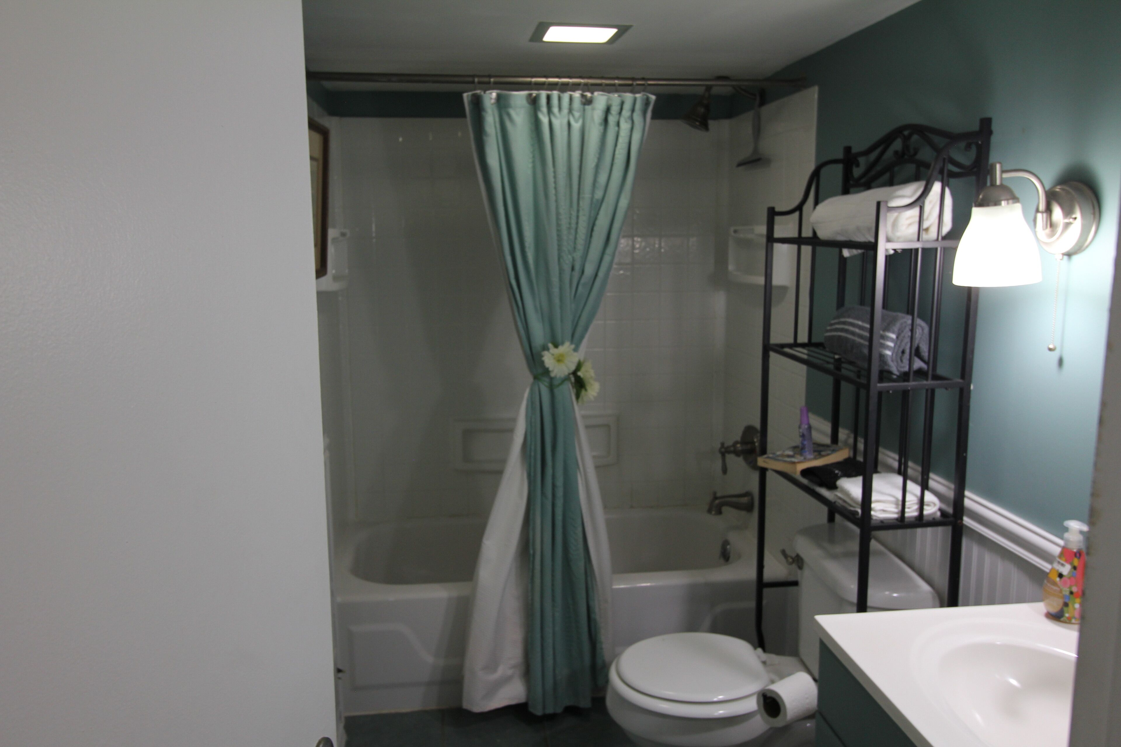 Ensemble douche/baignoire, sèche-cheveux, serviettes fournies, savon