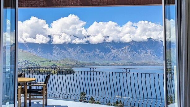 A balcony with a view of mountains and a lake. - BELVEDERE-(meaning in Italian PANORAMIC VIEWS) 3 BEDROOM HOUSE IN QUEENSTOWN (Fernhill)