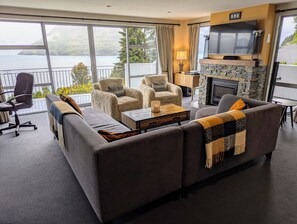 TV, fireplace, DVD player, stereo - BELVEDERE-(meaning in Italian PANORAMIC VIEWS) 3 BEDROOM HOUSE IN QUEENSTOWN (Fernhill)