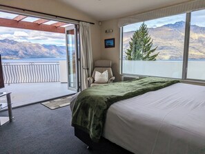 3 bedrooms, desk, iron/ironing board, travel cot - BELVEDERE-(meaning in Italian PANORAMIC VIEWS) 3 BEDROOM HOUSE IN QUEENSTOWN (Fernhill)