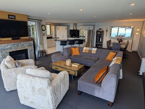 Televisión, chimenea, reproductor de DVD y estéreo 