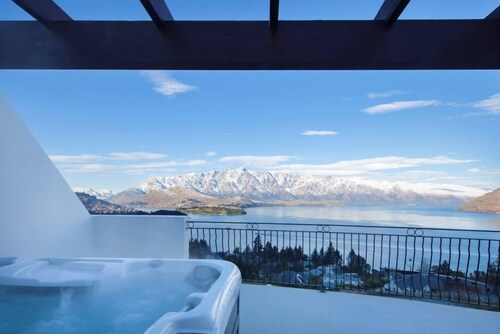 BELVEDERE-(meaning in Italian PANORAMIC VIEWS) 3 BEDROOM HOUSE IN QUEENSTOWN
