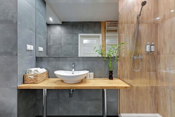 Apartemen Deluks, 1 Tempat Tidur Queen dengan tempat tidur Sofa, Bebas Asap Rokok | Kamar mandi | Perlengkapan mandi gratis, pengering rambut, handuk, dan sabun