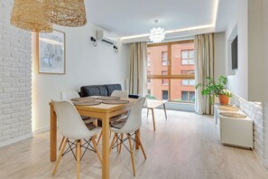 Deluxe Apartment, 1 Queen Bed with Sofa bed, Non Smoking | Hypo-allergenic bedding, individually decorated, individually furnished