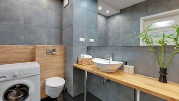 Deluxe Apartment, 1 Queen Bed with Sofa bed, Non Smoking | Bathroom