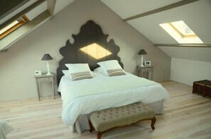 3 dormitorios, tabla de planchar con plancha, cuna de viaje