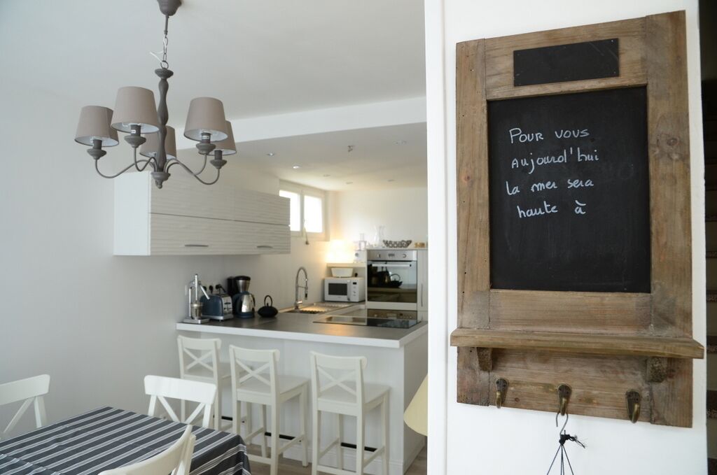 At the top of the area range on the historic beach of Arromanches, classified 4 * épis