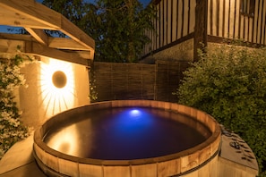 Bañera de hidromasaje al aire libre