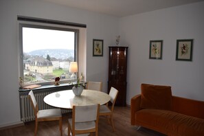 Deluxe-Apartment | Wohnbereich | LED-Fernseher