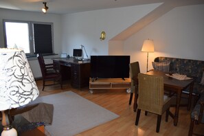 Comfort-Apartment, 2 Schlafzimmer (70 m2) | Wohnbereich | LED-Fernseher
