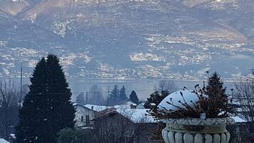 Un paisaje montañoso nevado con un pueblo en el valle.