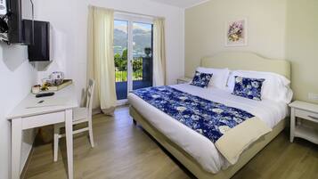 Habitación doble Deluxe | Minibar, caja de seguridad en la habitación y escritorio