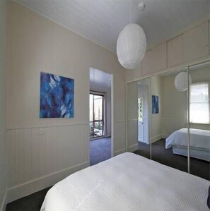 3 habitaciones, tabla de planchar con plancha, wifi y ropa de cama 